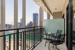 Premium-Apartment, 1 Schlafzimmer, Balkon, Kanalblick | Balkon