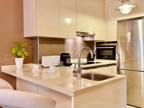Private kitchen - Orzan Beach Surf Apartment (A Coruña)