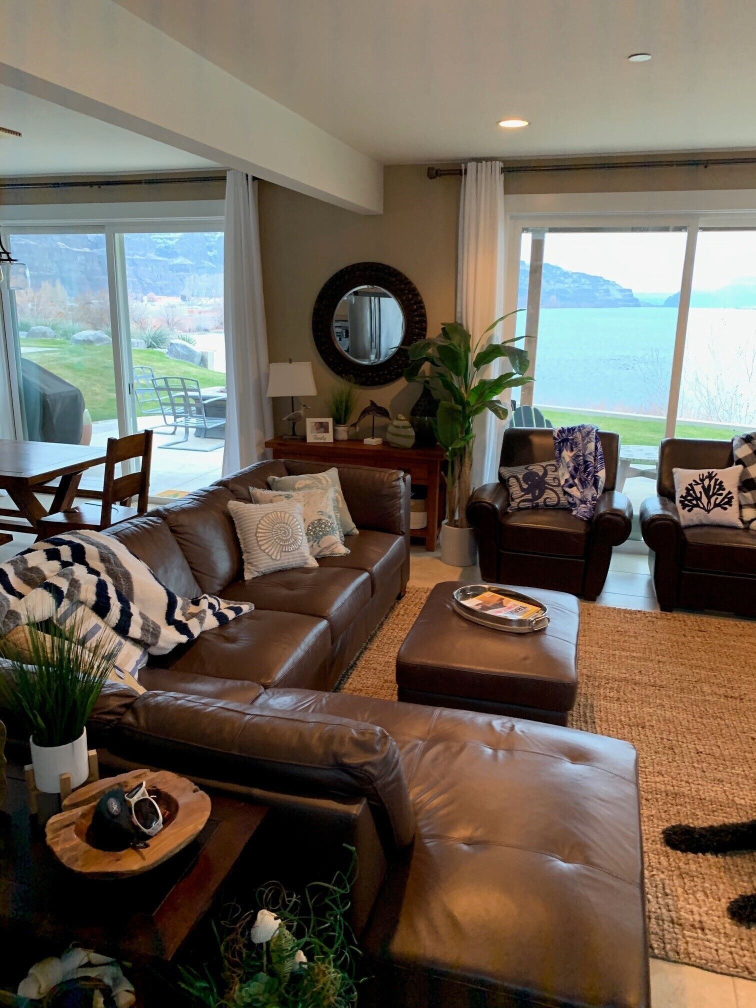 TV connectée, cheminée, chaîne hi-fi, écrans d'ordinateur