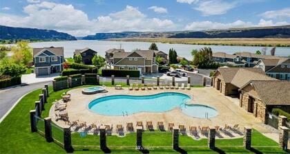 Luxury View Home on the Columbia River, Golf, Wineries & Gorge Amphitheater