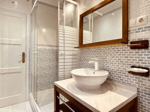Bathroom - Quiet and Cozy Downtown Apartment (A Coruña)