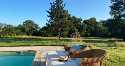 Cosy Farmhouse Lussac-les-eglises, Swimming Pool