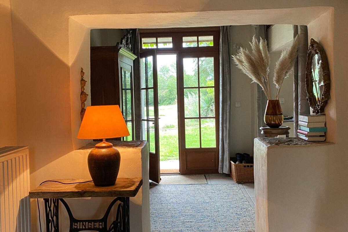 Casa | 3 habitaciones, tabla de planchar con plancha y muebles diferentes