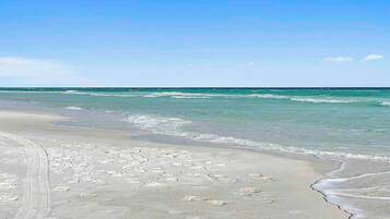 Chaises longues, serviettes de plage