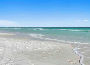 Sun-loungers, beach towels - Beach Condo..4 minute walk to private white sandy beaches..Access to water taxi! (Destin)