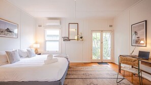 4 bedrooms, iron/ironing board, free WiFi, bed sheets - Plunge pool and flat 100m walk to beach (MACMASTERS BEACH)