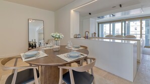 Design-Apartment, Balkon, Stadtblick | Esszimmer