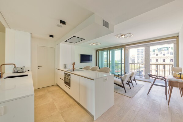 Full-sized fridge, microwave, oven, stovetop
