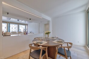 Appartement Design, balcon, vue ville | Salle à manger