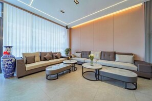 A modern living room with a sofa set, two coffee tables, and a decorative vase. - Dali Teng'ange Smart Hotel (Dali High-speed Railway Station) (Dali City)