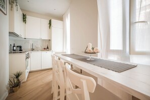 Een koelkast, een magnetron, een oven, een kookplaat