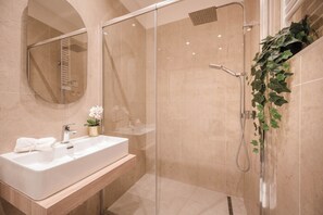 Secador de cabelo, toalhas de banho, sabonete, shampoo
