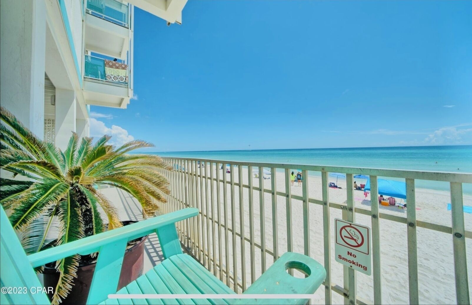 Sulla spiaggia, lettini da mare, teli da spiaggia