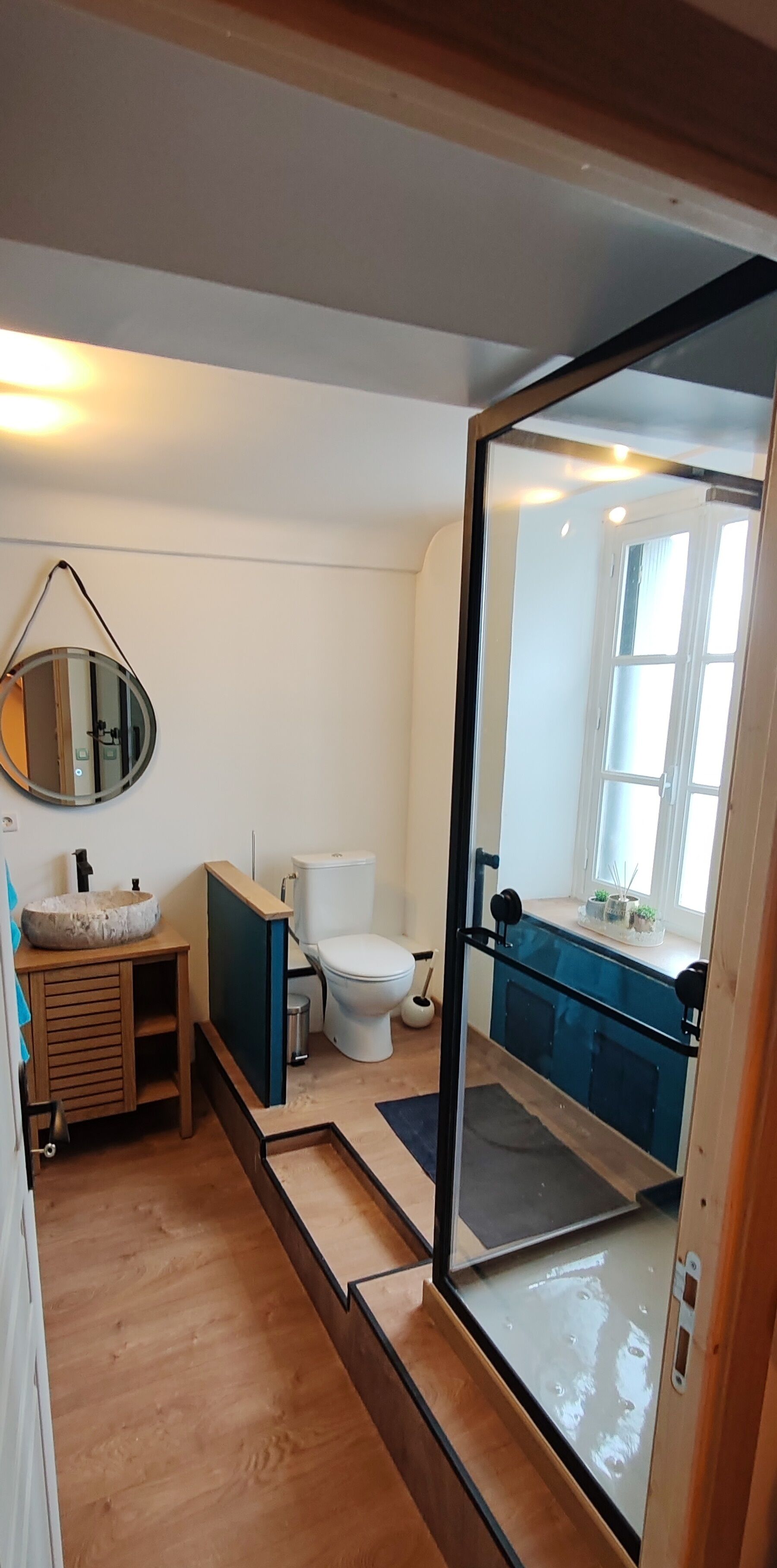 Chuveiro, secador de cabelo, toalhas de banho, papel higiênico