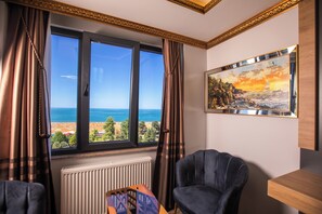 Deluxe-studiosviitti, merinäköala | Oleskelualue | Televisio