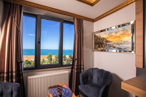 华丽开间套房, 海景 | 起居区 | 电视