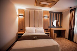 Studiosuite – deluxe, sjøutsikt | Safe på rommet, skrivebord for bærbar PC og lydisolert