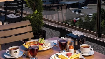 Free daily buffet breakfast