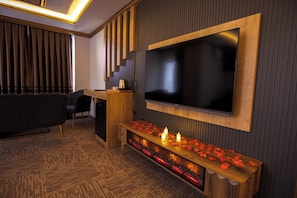 Deluxe Studio Suite, Sea View | Living area | TV - Hotel Milano (Rize)