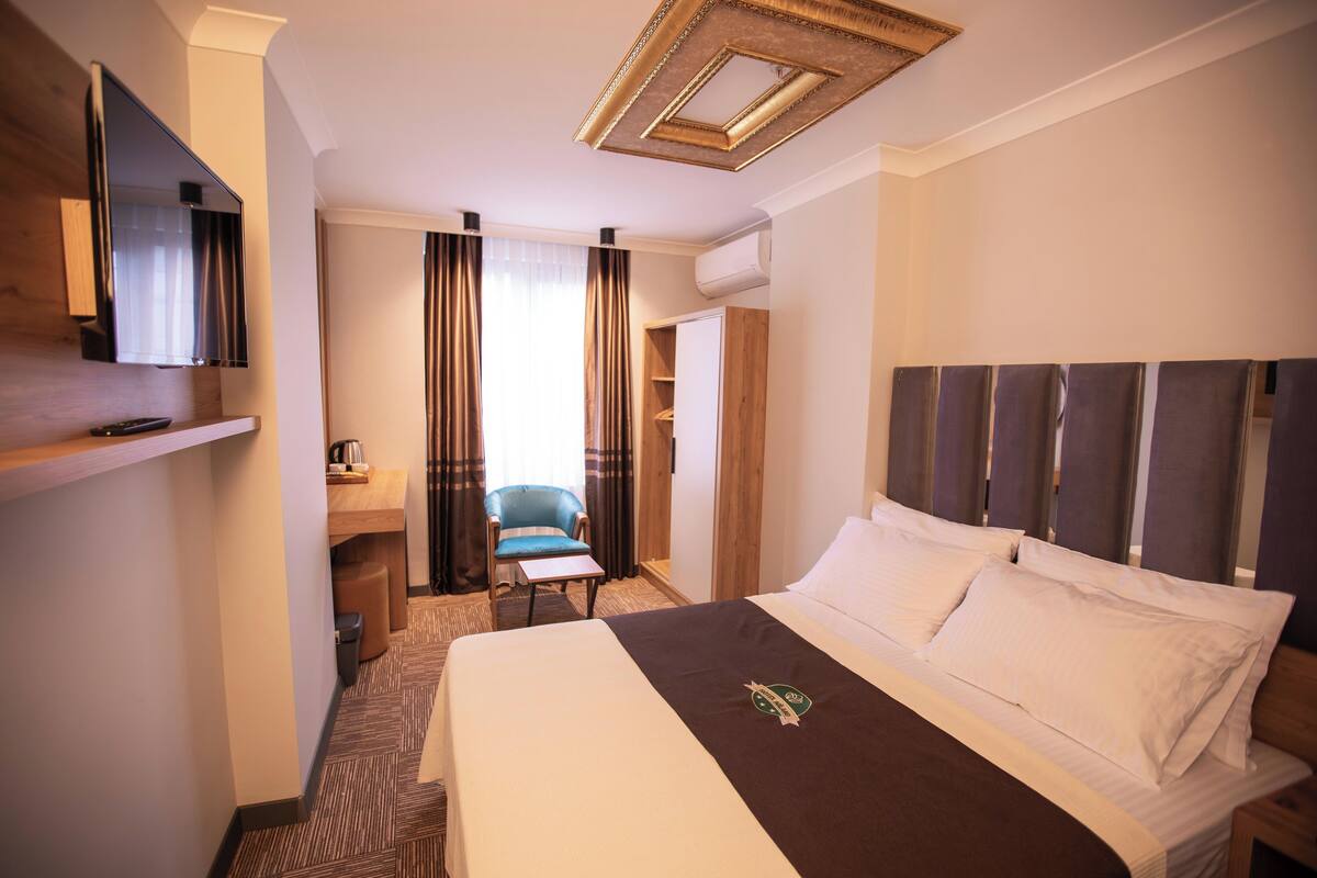 In-room safe, laptop workspace, soundproofing, WiFi (free)