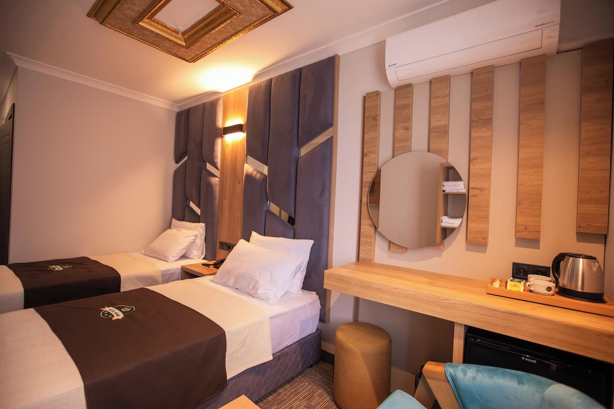 Premium kamer, 1 twee- of 2 eenpersoonsbedden, gedeeltelijk uitzicht op zee | 1 slaapkamer, een kluis op de kamer, een laptopwerkplek
