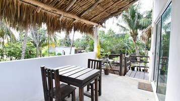 Departamento estándar, vista a la alberca | Vista desde la habitación