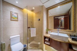 A bathroom with a toilet, a shower, a sink, and a large mirror. - Fengquan Hotel Changsha (Changsha)