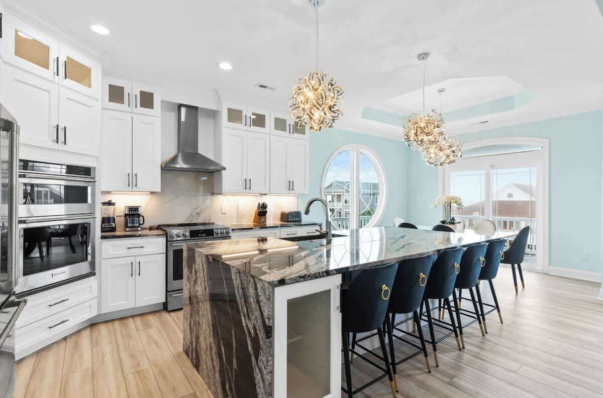 冷蔵庫、オーブン、コンロ、食器洗い機