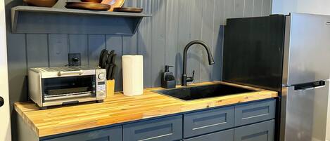 Een koelkast, een microgolfoven, een kookplaat