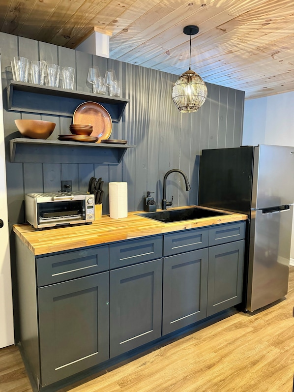Réfrigérateur, micro-ondes, plaque de cuisson, cafetiÚre/bouilloire