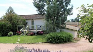 A house with a garden, a staircase, and a gravel path. - Gîte "domaine Gilles Coperet" (REGNIE DURETTE)