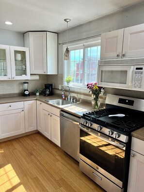 Een koelkast, een oven, een kookplaat, een vaatwasser