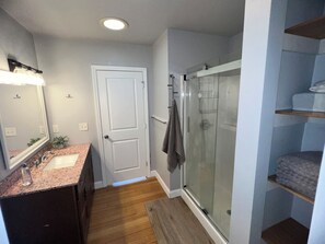 Towels, soap, toilet paper - New! Old Orchard Beach Apartment (Old Orchard Beach)