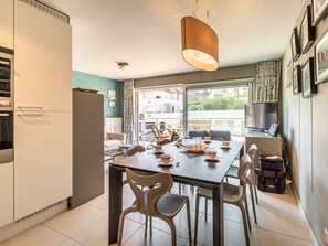 Apartment | Private kitchen | Electric kettle, toaster - Duplex Near Zeedijk & Center With Sunny Balcony (Koksijde)