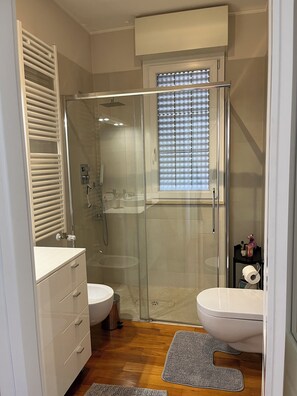 Dusj, hårføner, bidé og håndklær