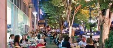 屋外ダイニングエリア