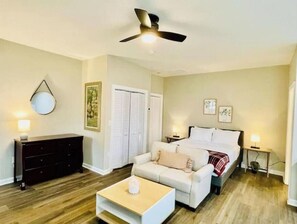 1 bedroom, WiFi, bed sheets - SUNNY SKIES 1-B Apt near hospitals and Downtown
(Winston Salem)
