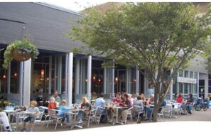 Outdoor dining - Nice Basement Apt, near to Downtown and Hospitals

 (Winston-Salem)