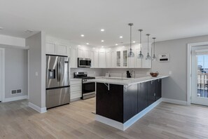 冷蔵庫、電子レンジ、オーブン、コンロ