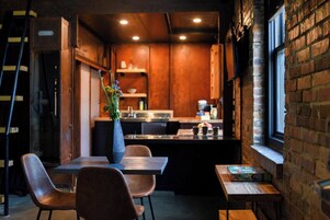 Escritorio y espacio para trabajar con laptop 