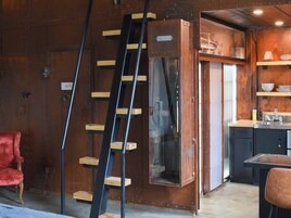 Escritorio y espacio para trabajar con laptop 