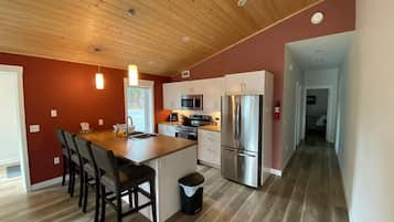 Micro-ondas, fogão, lava-louças, chaleira elétrica