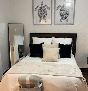Room - #1 Serenity Suite located in Daytona Beach FL  (Daytona Beach)