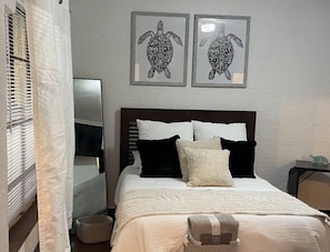Room - #1 Serenity Suite located in Daytona Beach FL  (Daytona Beach)