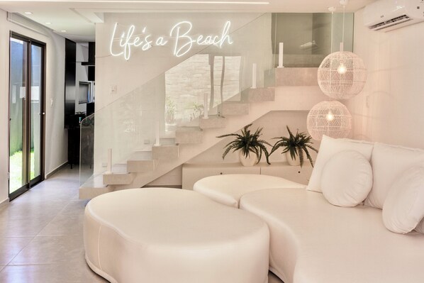 Interior - Hospedagem Triplex Beira Mar 7 Estrelas Patacho - Piscina com Vista Panorâmica (Porto de Pedras)