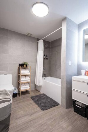 Een douche, een haardroger, handdoeken