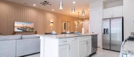 Frigorífic, microones, forn i placa de cuina