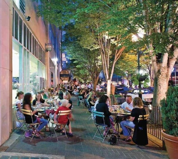 Outdoor dining - 1BR Fully furnished apartment (Winston-Salem)