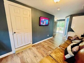 TV - 1BR Fully furnished apartment (Winston-Salem)