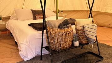 1 bedroom, bed sheets